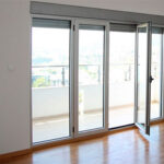 Алюмінієві двері: комплексний посібник з вибору вхідних та розсувних систем